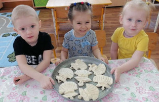 «Жаворонки, прилетите! Студёну зиму прогоните! Теплу весну принесите!».